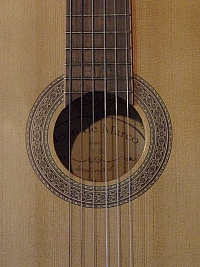 Schallloch einer Konzertgitarre mit Massivholz-Decke